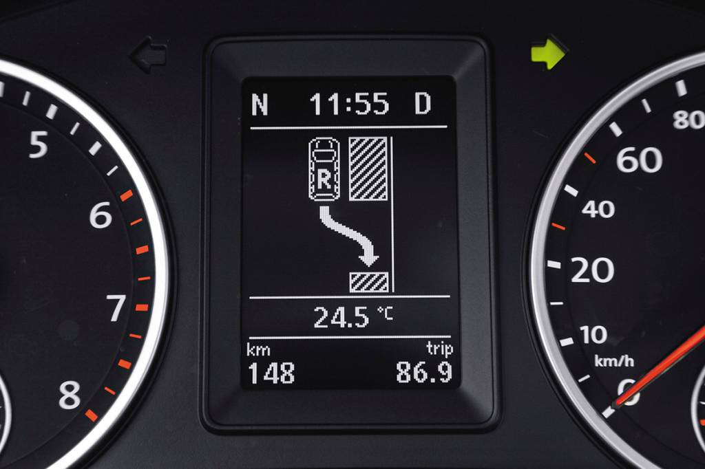 57d9cecd0e21630270019728tiguan-da-volkswagen-com-o-park-assist-controle-remoto-instalado-no-painel-que.jpeg Park Assist do Volkswagen Tiguan
