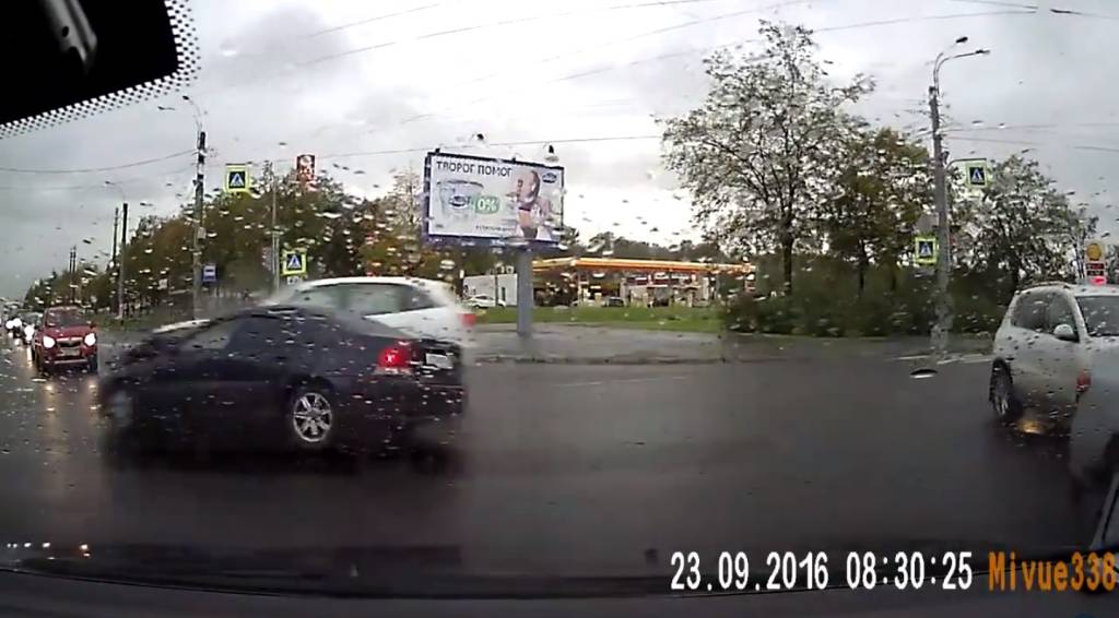 Volvo S60 sofre colisão lateral brutal na Rússia