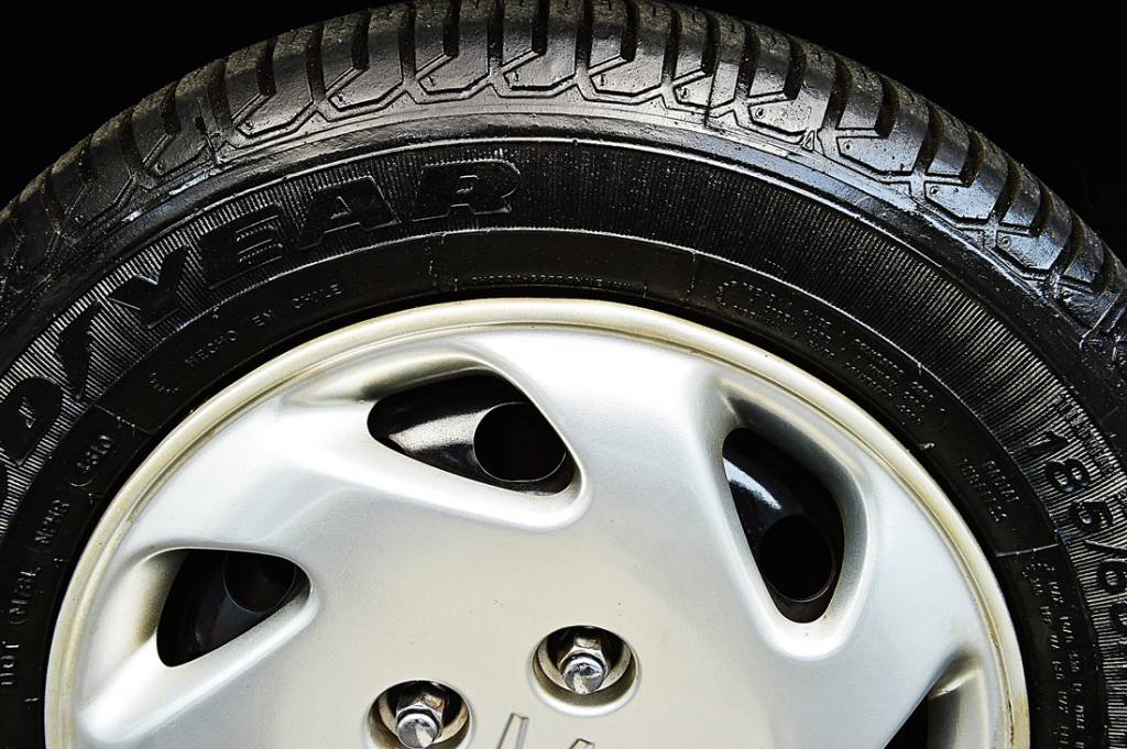 Vinagre para limpar os pneus do carro pode fazer perder a garantia