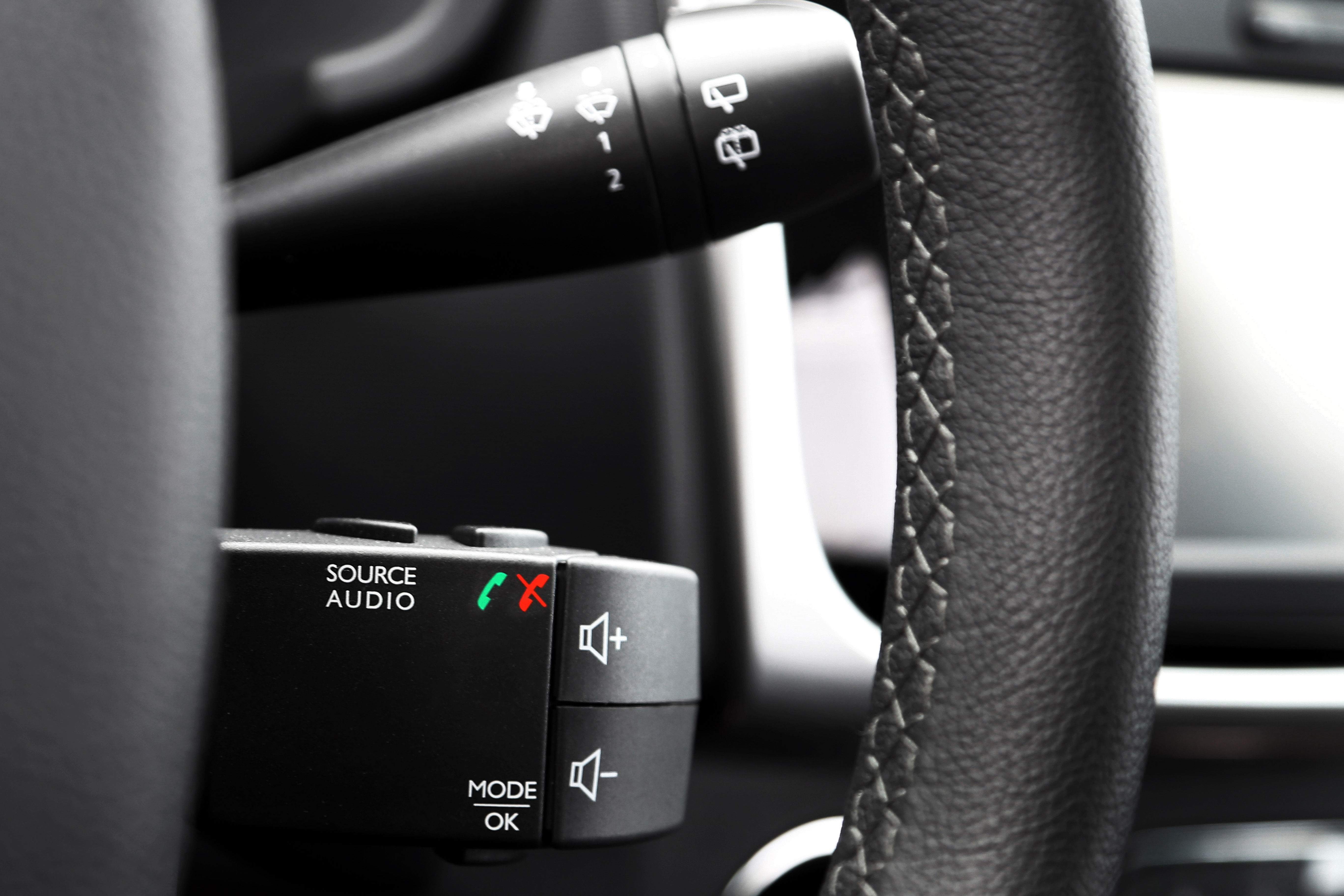 Comando de Sons do Renault Sandero