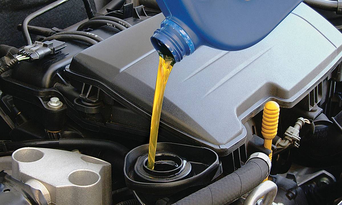 Óleo lubrificante sendo colocado no motor de automóvel