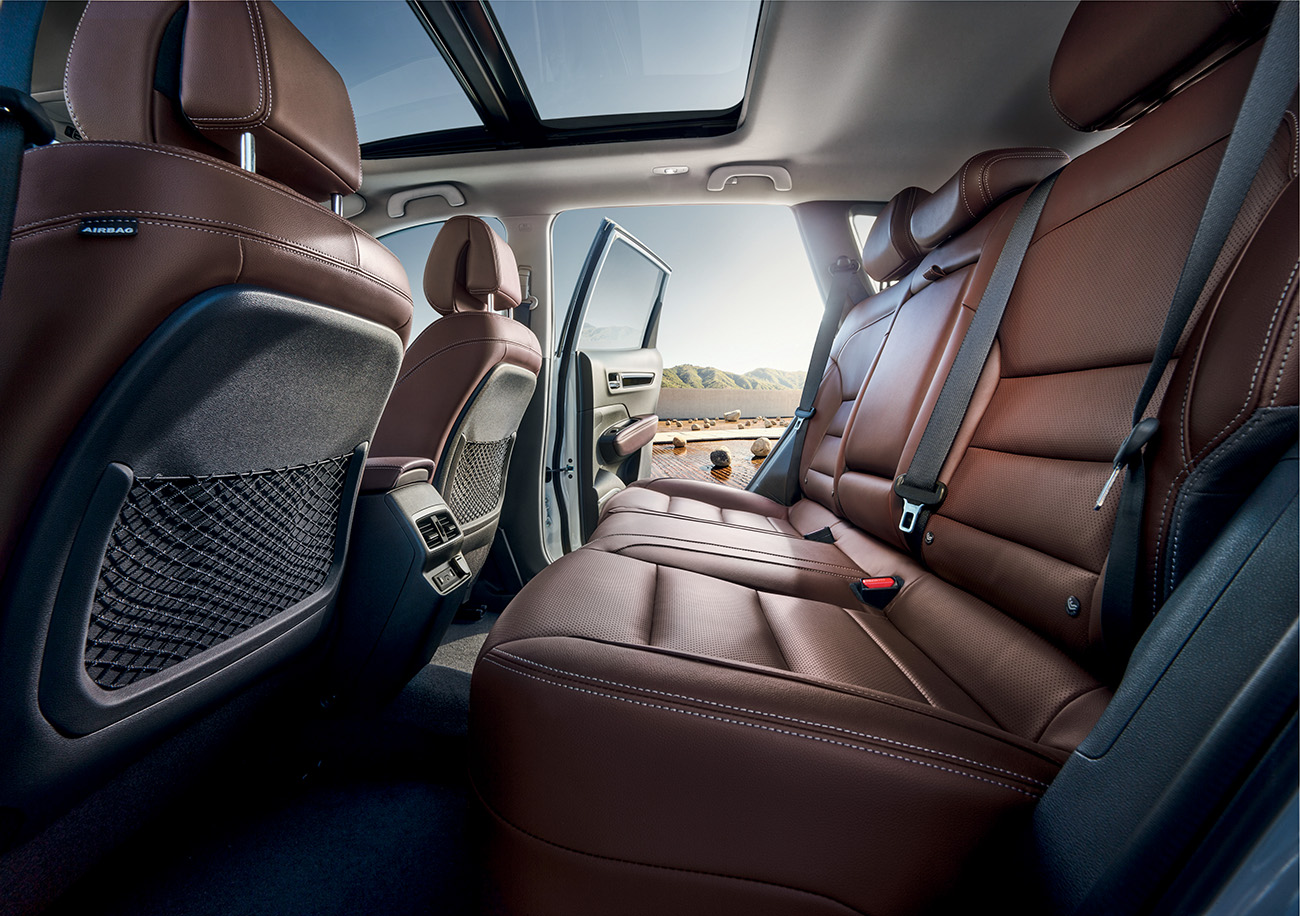 Atr&aacute;s, espa&ccedil;o para tr&ecirc;s adultos, sa&iacute;das dedicadas de ar-condiconado e teto solar panor&acirc;mico