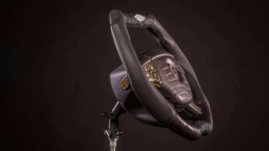 Volante mais caro do mundo tem 292 diamantes e couro de crocodilo