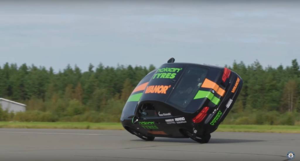 BMW atinge 186 km/h em duas rodas e bate recorde mundial