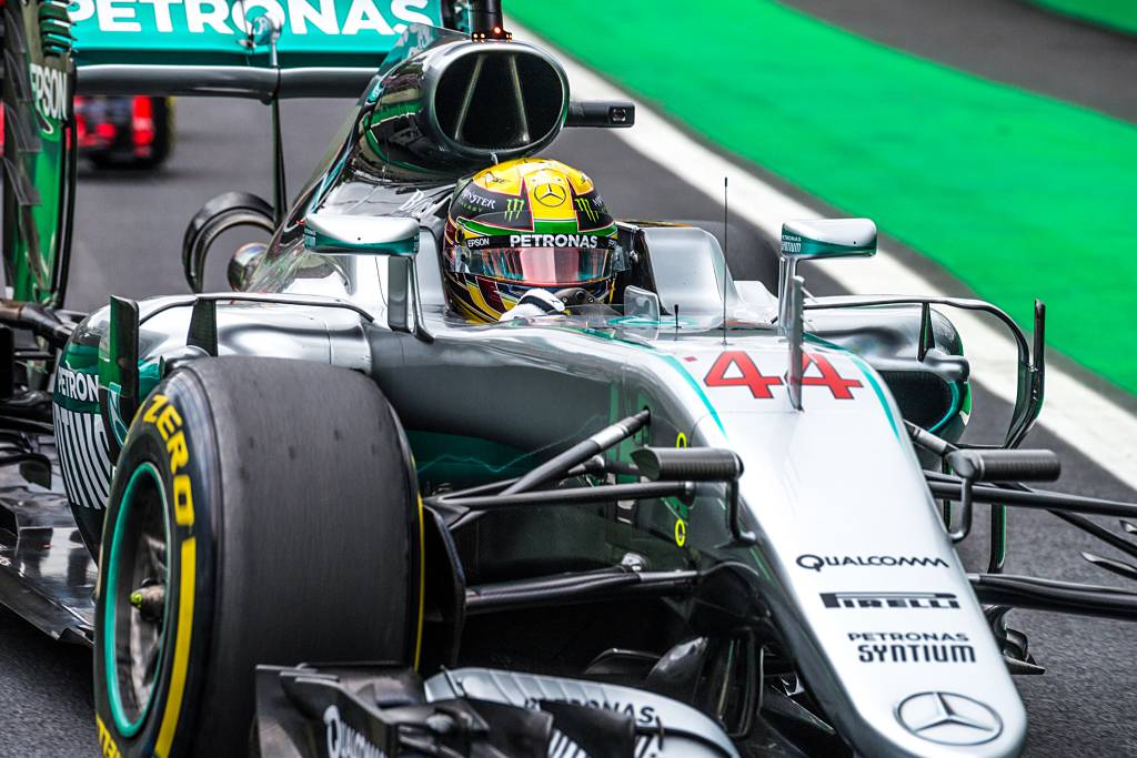 GP Brasil de F-1: Hamilton larga na frente e mantém chances de título