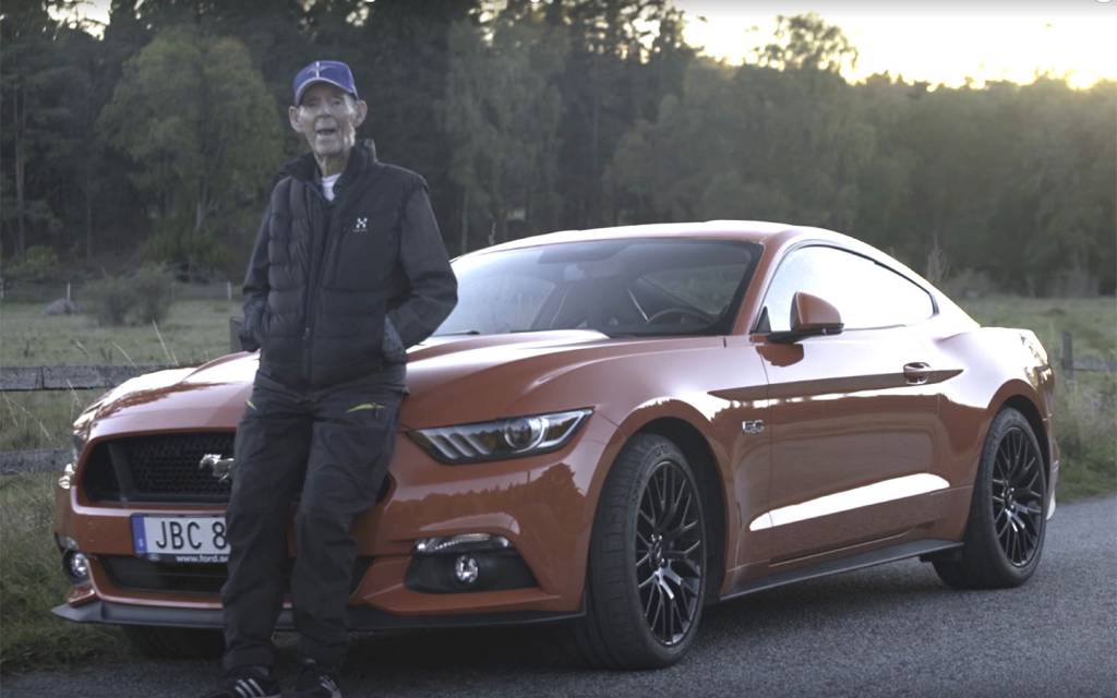 Sueco de 97 anos realiza o sonho de comprar um Mustang GT V8 – com câmbio manual!