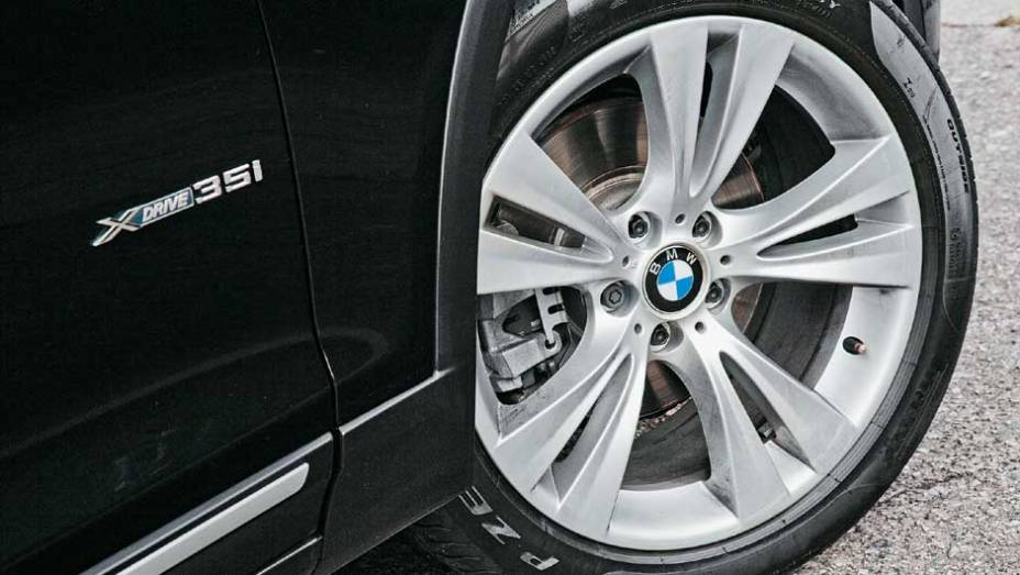 Até nas rodas o X3 está com estilo mais agressivo Até nas rodas o X3 está com estilo mais agressivo