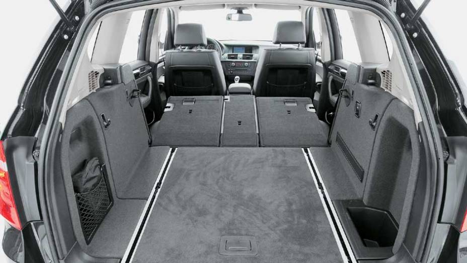 O volume do porta-malas varia de 550 a 1600 litros O volume do porta-malas varia de 550 a 1600 litros