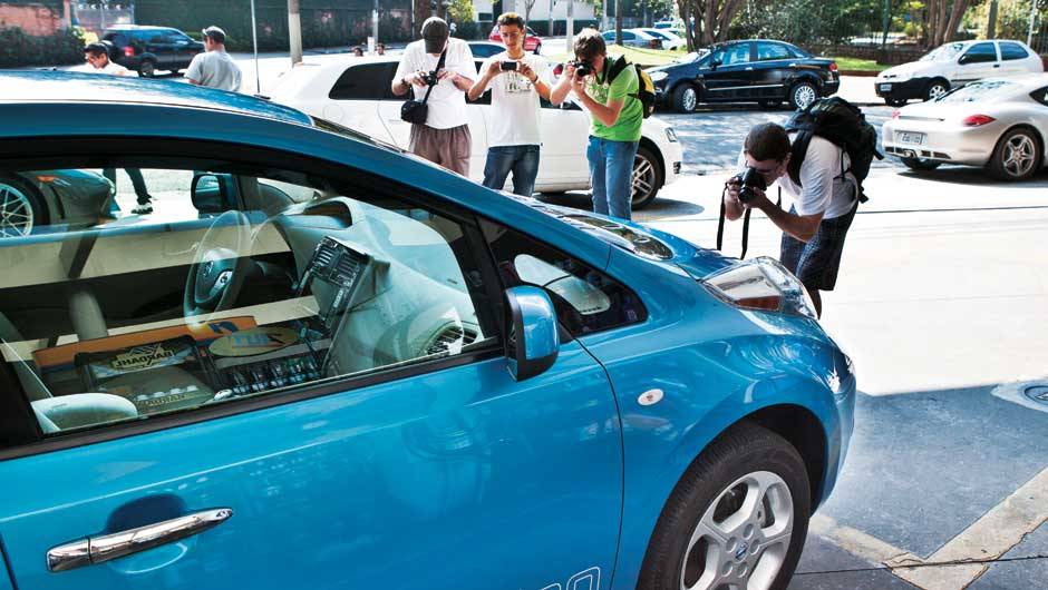 Qualquer parada com o carro e os paparazzi brotavam do nada | <a href="https://beta-develop.quatrorodas.abril.com.br/salao-do-automovel/2012/carros/leaf-703954.shtml" rel="migration">Leia mais</a> Qualquer parada com o carro e os paparazzi brotavam do nada | <a href="https://beta-develop.quatrorodas.abril.com.br/salao-do-automovel/2012/carros/leaf-703954.shtml" rel="migration">Leia mais</a>
