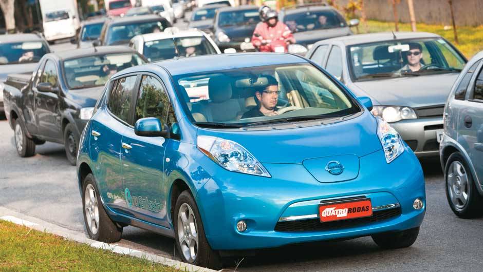 Em meio ao trânsito de São Paulo, o ecológico também atraiu olhares curiosos | <a href="https://beta-develop.quatrorodas.abril.com.br/salao-do-automovel/2012/carros/leaf-703954.shtml" rel="migration">Leia mais</a> Em meio ao trânsito de São Paulo, o ecológico também atraiu olhares curiosos | <a href="https://beta-develop.quatrorodas.abril.com.br/salao-do-automovel/2012/carros/leaf-703954.shtml" rel="migration">Leia mais</a>