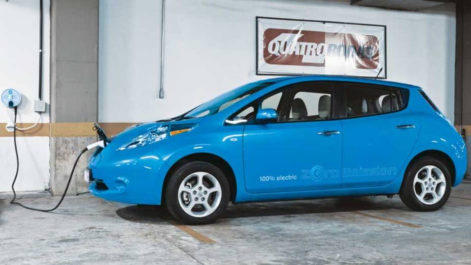 Sono reparador: a estação de recarga instalada pela Nissan em nossa garagem foi a parada obrigatória do Leaf antes de cada noite de sono | <a href="https://beta-develop.quatrorodas.abril.com.br/salao-do-automovel/2012/carros/leaf-703954.shtml" rel="migration">Leia mais</a>