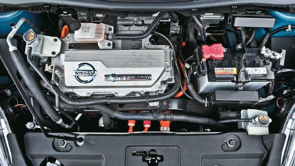 No topo do motor elétrico, a capa do inversor de potência imita uma tampa de cabeçote. Mesmo depois de rodar muito com o Leaf, não há calor no cofre do motor | <a href="https://beta-develop.quatrorodas.abril.com.br/salao-do-automovel/2012/carros/leaf-703954.shtml" rel="migration">Leia</a> No topo do motor elétrico, a capa do inversor de potência imita uma tampa de cabeçote. Mesmo depois de rodar muito com o Leaf, não há calor no cofre do motor | <a href="https://beta-develop.quatrorodas.abril.com.br/salao-do-automovel/2012/carros/leaf-703954.shtml" rel="migration">Leia</a>