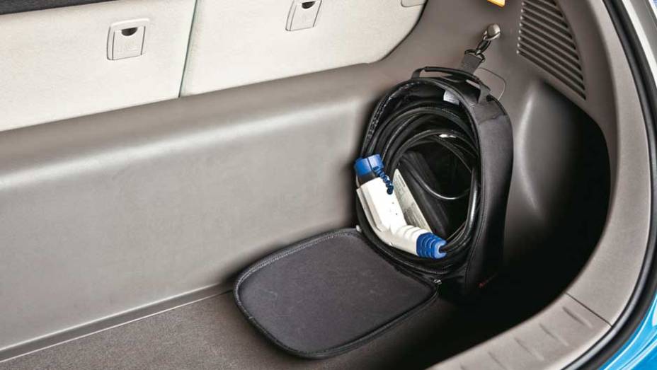 A mochila que leva o carregador para ser usado em tomadas comuns tem lugar próprio no porta-malas | <a href="https://beta-develop.quatrorodas.abril.com.br/salao-do-automovel/2012/carros/leaf-703954.shtml" rel="migration">Leia mais</a>