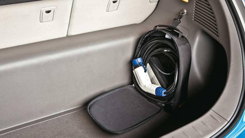 A mochila que leva o carregador para ser usado em tomadas comuns tem lugar próprio no porta-malas | <a href="https://beta-develop.quatrorodas.abril.com.br/salao-do-automovel/2012/carros/leaf-703954.shtml" rel="migration">Leia mais</a> A mochila que leva o carregador para ser usado em tomadas comuns tem lugar próprio no porta-malas | <a href="https://beta-develop.quatrorodas.abril.com.br/salao-do-automovel/2012/carros/leaf-703954.shtml" rel="migration">Leia mais</a>