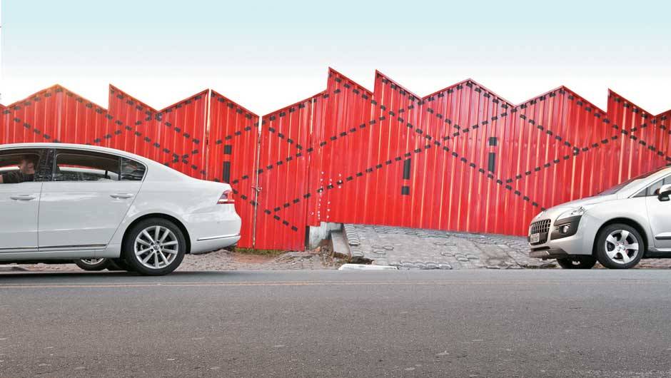 Para estacionar sozinho, o carro...