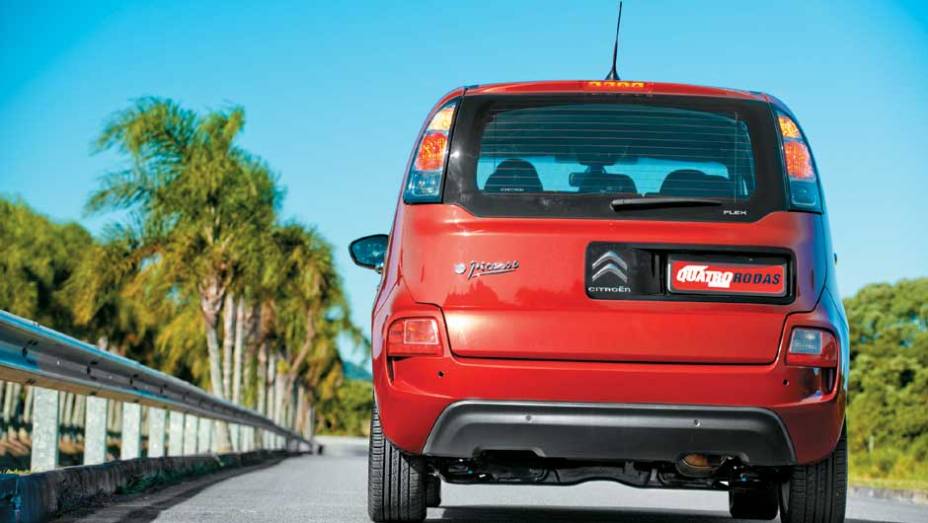 Tampa assimétrica é exclusiva da versão brasileira. <a href="https://beta-develop.quatrorodas.abril.com.br/carros/impressoes/citroen-c3-picasso-exclusive-1-6-16v-633820.shtml" rel="migration">Leia mais</a>