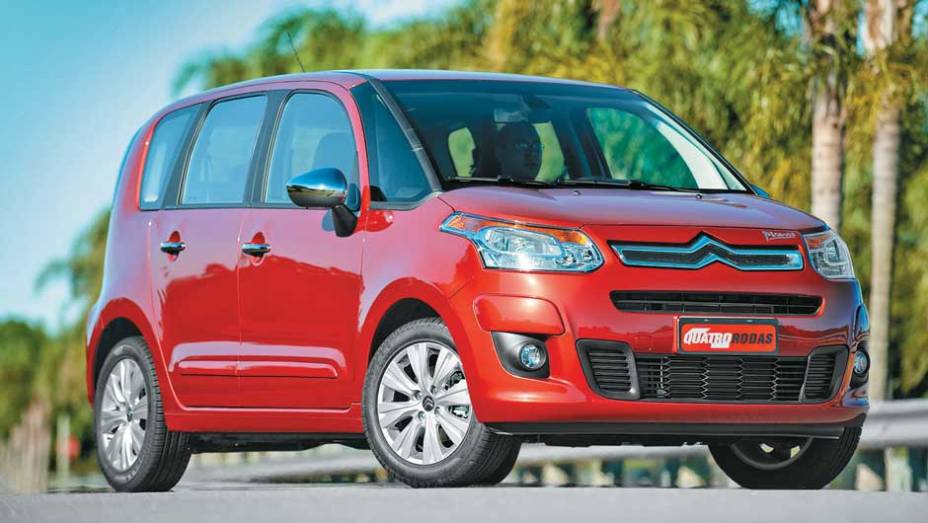 O para-choque dianteiro ficou com um visual discreto. <a href="https://beta-develop.quatrorodas.abril.com.br/carros/impressoes/citroen-c3-picasso-exclusive-1-6-16v-633820.shtml" rel="migration">Leia mais</a>