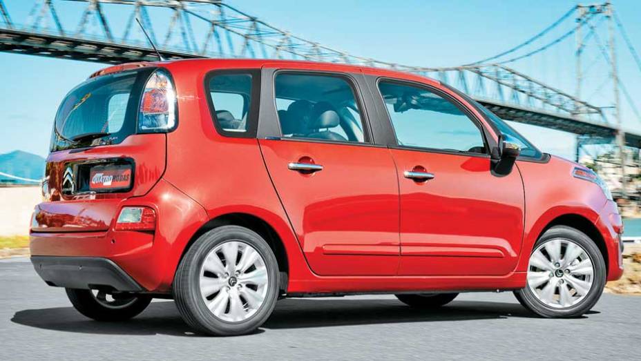 Graças aos pneus, ele ficou mais ágil e confortável que o irmão AirCross. <a href="https://beta-develop.quatrorodas.abril.com.br/carros/impressoes/citroen-c3-picasso-exclusive-1-6-16v-633820.shtml" rel="migration">Leia mais</a>