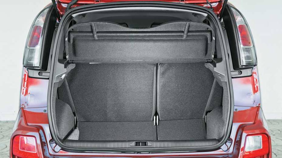 Porta-malas tem espaço para 403 litros. <a href="https://beta-develop.quatrorodas.abril.com.br/carros/impressoes/citroen-c3-picasso-exclusive-1-6-16v-633820.shtml" rel="migration">Leia mais</a>