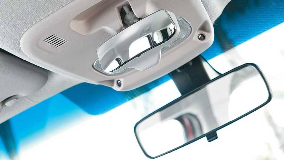 Retrovisor para vigiar a turma no banco de trás. <a href="https://beta-develop.quatrorodas.abril.com.br/carros/impressoes/citroen-c3-picasso-exclusive-1-6-16v-633820.shtml" rel="migration">Leia mais</a>