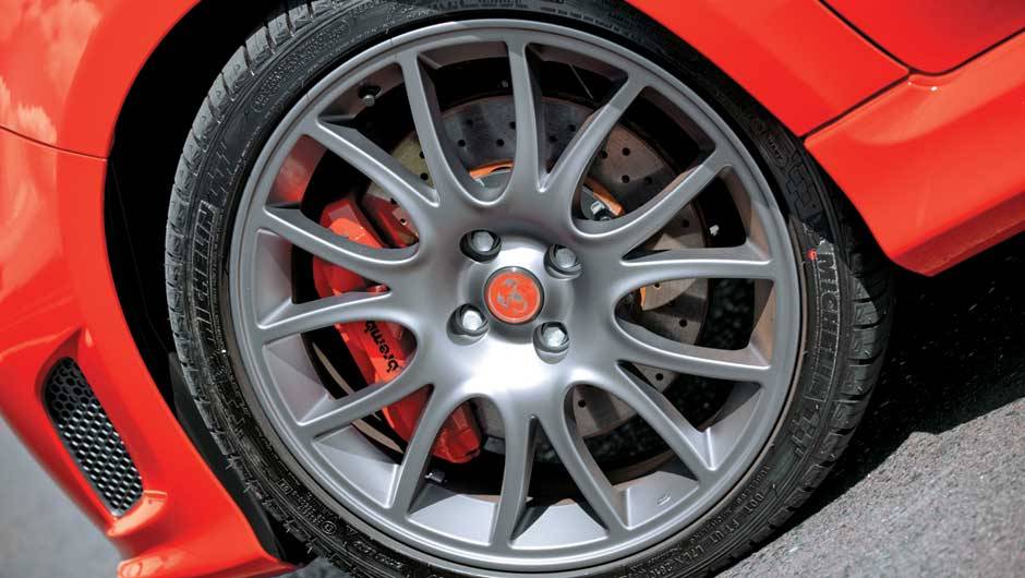 As rodas aro 17 s&atilde;o na cor cinza "Grigio Corsa"
