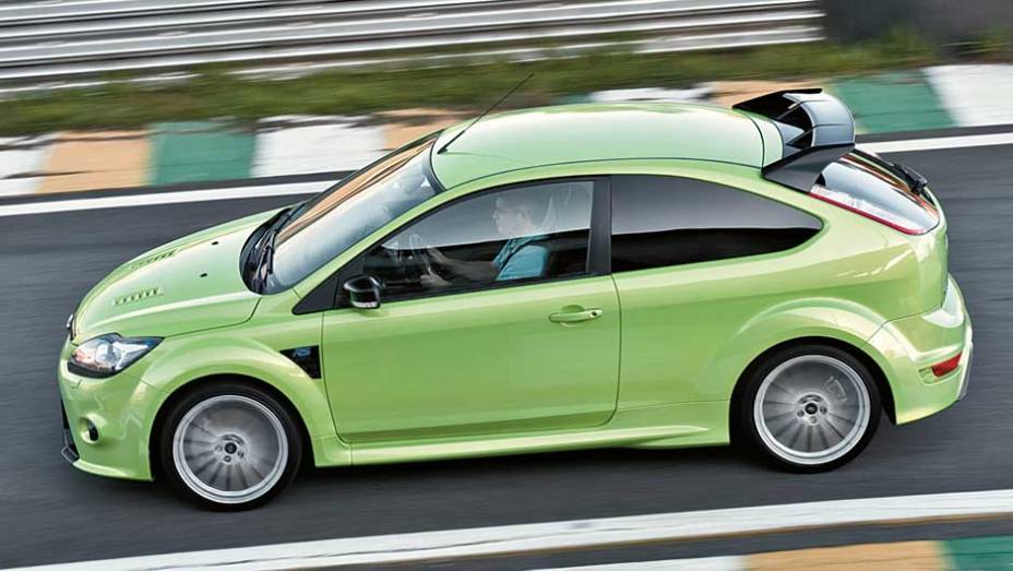 Com a carroceria de duas portas, o hatch ficou mais bonito e esportivo. <a href="https://beta-develop.quatrorodas.abril.com.br/carros/impressoes/ford-focus-rs-636939.shtml" rel="migration">Leia mais</a>