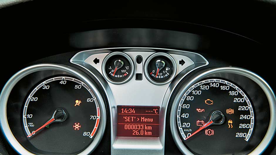 A escala do veloc&iacute;metro vai at&eacute; 280 km/h. <a href="https://beta-develop.quatrorodas.abril.com.br/carros/impressoes/ford-focus-rs-636939.shtml" rel="migration">Leia mais</a>