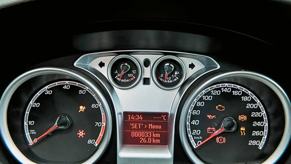 A escala do velocímetro vai até 280 km/h. <a href="https://beta-develop.quatrorodas.abril.com.br/carros/impressoes/ford-focus-rs-636939.shtml" rel="migration">Leia mais</a> A escala do velocímetro vai até 280 km/h. <a href="https://beta-develop.quatrorodas.abril.com.br/carros/impressoes/ford-focus-rs-636939.shtml" rel="migration">Leia mais</a>