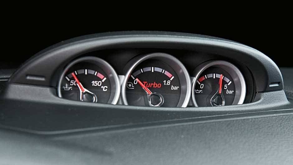 Instrumentos monitoram o funcionamento do motor. <a href="https://beta-develop.quatrorodas.abril.com.br/carros/impressoes/ford-focus-rs-636939.shtml" rel="migration">Leia mais</a> Instrumentos monitoram o funcionamento do motor. <a href="https://beta-develop.quatrorodas.abril.com.br/carros/impressoes/ford-focus-rs-636939.shtml" rel="migration">Leia mais</a>