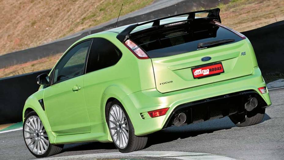 Os escapamentos dão ideia da atividade pulmonar do motor 2.5 turbo. <a href="https://beta-develop.quatrorodas.abril.com.br/carros/impressoes/ford-focus-rs-636939.shtml" rel="migration">Leia mais</a>