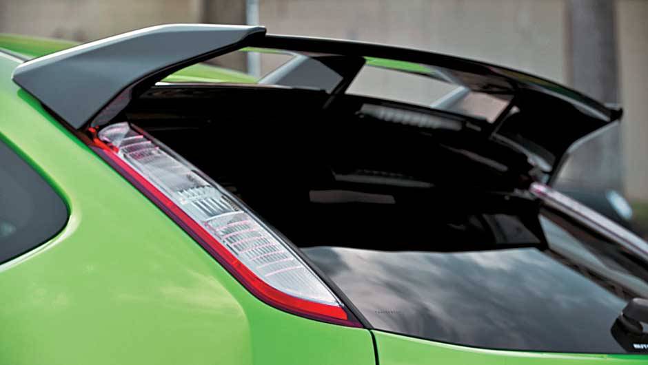 No RS, o aerofólio é muito mais que um simples enfeite. <a href="https://beta-develop.quatrorodas.abril.com.br/carros/impressoes/ford-focus-rs-636939.shtml" rel="migration">Leia mais</a> No RS, o aerofólio é muito mais que um simples enfeite. <a href="https://beta-develop.quatrorodas.abril.com.br/carros/impressoes/ford-focus-rs-636939.shtml" rel="migration">Leia mais</a>