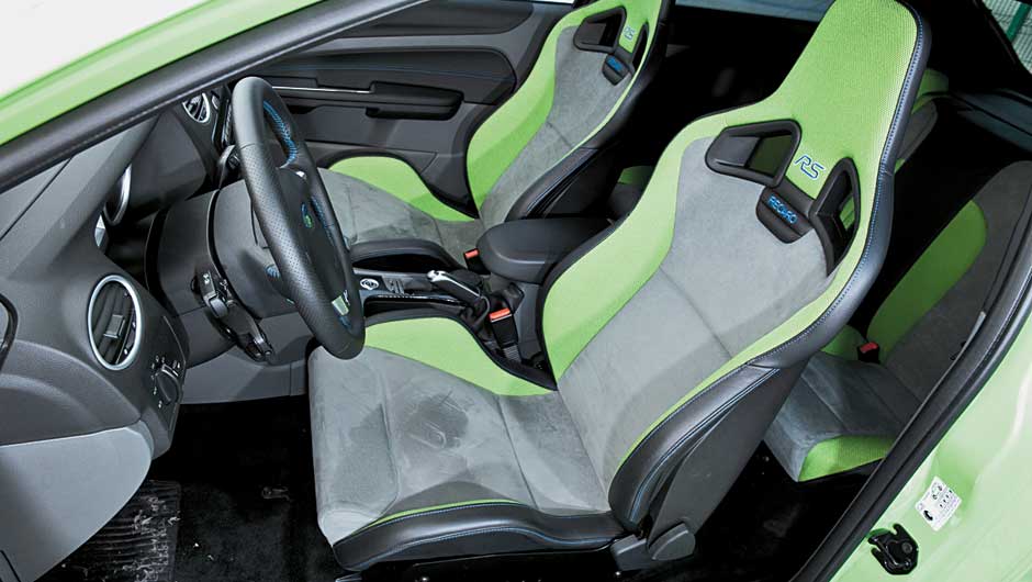 Al&eacute;m de bonitos, os bancos apoiam bem o corpo, nas curvas. <a href="https://beta-develop.quatrorodas.abril.com.br/carros/impressoes/ford-focus-rs-636939.shtml" rel="migration">Leia mais</a>