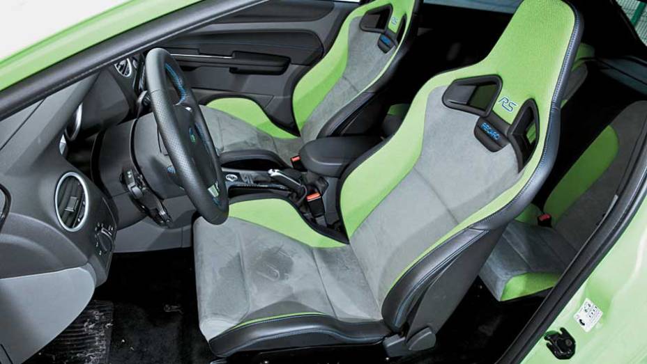 Além de bonitos, os bancos apoiam bem o corpo, nas curvas. <a href="https://beta-develop.quatrorodas.abril.com.br/carros/impressoes/ford-focus-rs-636939.shtml" rel="migration">Leia mais</a> Além de bonitos, os bancos apoiam bem o corpo, nas curvas. <a href="https://beta-develop.quatrorodas.abril.com.br/carros/impressoes/ford-focus-rs-636939.shtml" rel="migration">Leia mais</a>