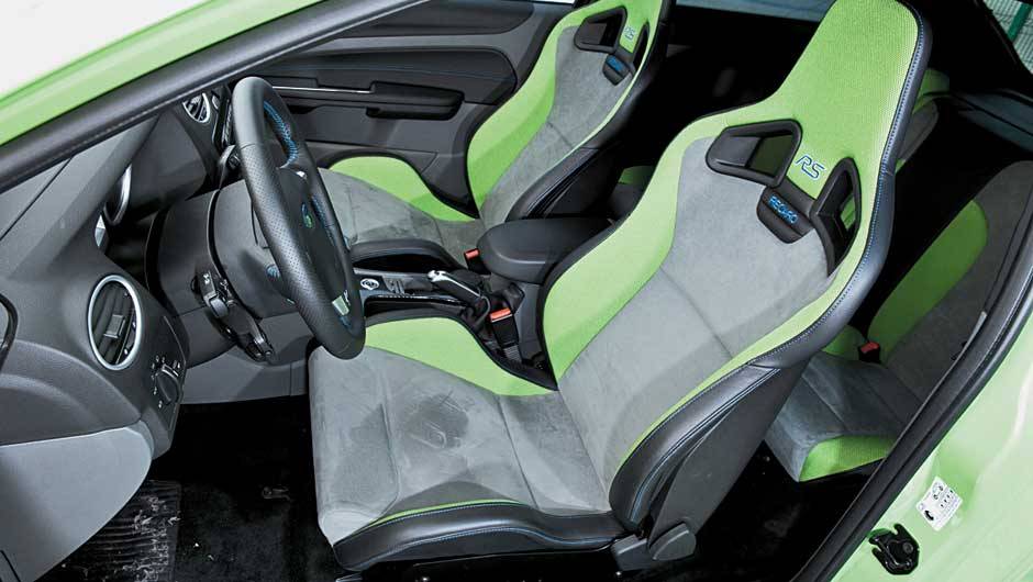 Além de bonitos, os bancos apoiam bem o corpo, nas curvas. <a href="https://beta-develop.quatrorodas.abril.com.br/carros/impressoes/ford-focus-rs-636939.shtml" rel="migration">Leia mais</a> Além de bonitos, os bancos apoiam bem o corpo, nas curvas. <a href="https://beta-develop.quatrorodas.abril.com.br/carros/impressoes/ford-focus-rs-636939.shtml" rel="migration">Leia mais</a>