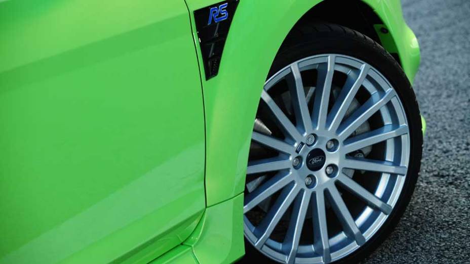 As rodas de liga leve são exclusivas do RS. <a href="https://beta-develop.quatrorodas.abril.com.br/carros/impressoes/ford-focus-rs-636939.shtml" rel="migration">Leia mais</a>