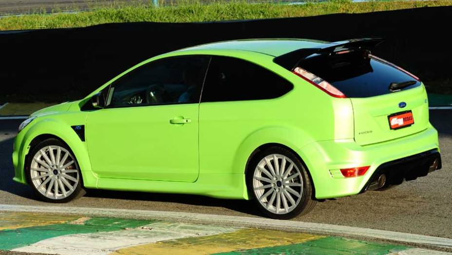 A carroceria de três portas caiu bem no RS. <a href="https://beta-develop.quatrorodas.abril.com.br/carros/impressoes/ford-focus-rs-636939.shtml" rel="migration">Leia mais</a>