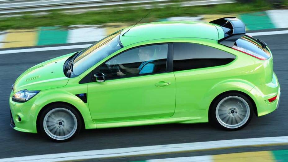 A cor verde faz o RS se destacar nas ruas. <a href="https://beta-develop.quatrorodas.abril.com.br/carros/impressoes/ford-focus-rs-636939.shtml" rel="migration">Leia mais</a>