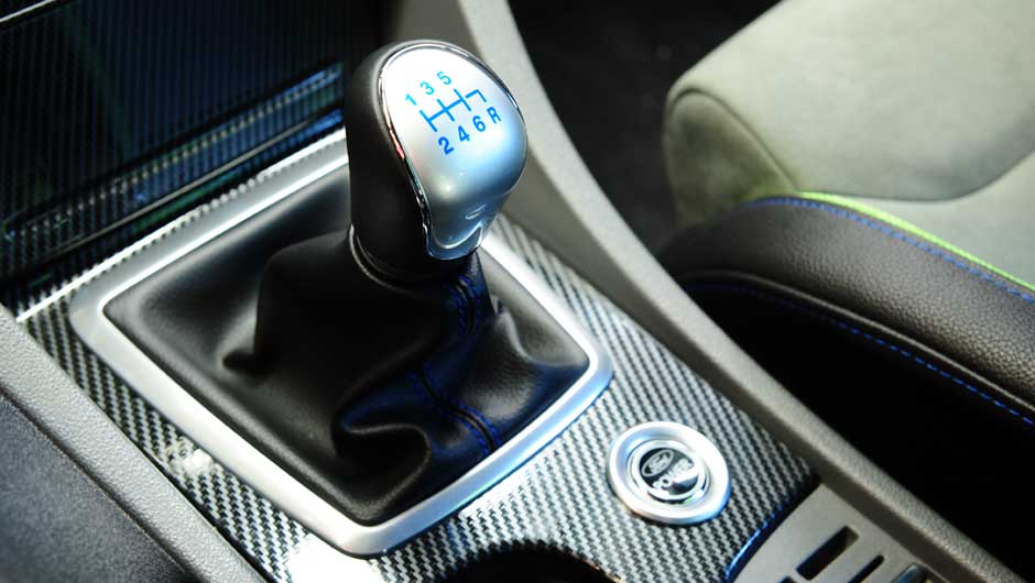 C&acirc;mbio manual de seis marchas agrada em cheio a quem gosta de dirigir. <a href="https://beta-develop.quatrorodas.abril.com.br/carros/impressoes/ford-focus-rs-636939.shtml" rel="migration">Leia mais</a>