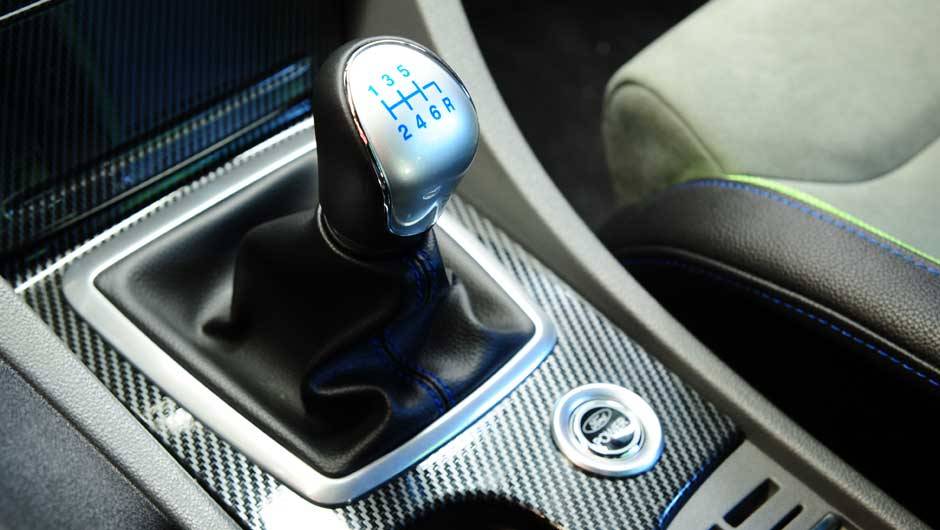 Câmbio manual de seis marchas agrada em cheio a quem gosta de dirigir. <a href="https://beta-develop.quatrorodas.abril.com.br/carros/impressoes/ford-focus-rs-636939.shtml" rel="migration">Leia mais</a> Câmbio manual de seis marchas agrada em cheio a quem gosta de dirigir. <a href="https://beta-develop.quatrorodas.abril.com.br/carros/impressoes/ford-focus-rs-636939.shtml" rel="migration">Leia mais</a>