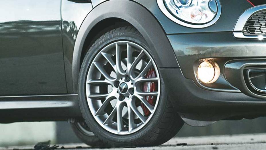 Os pneus têm medidas 205/45 R17 Os pneus têm medidas 205/45 R17