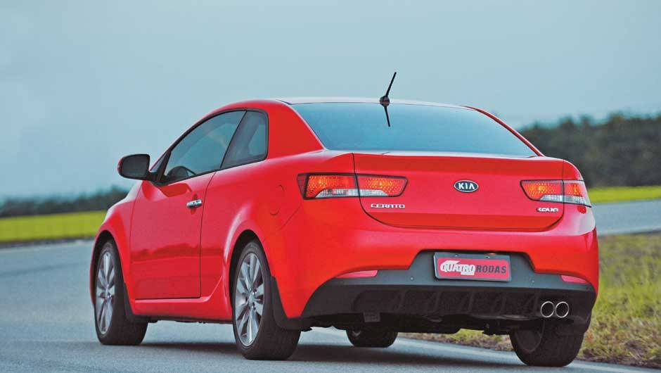 Linhas fortes, com direito a extrato de ar na traseira, remetem a um desempenho esportivo. Ledo engano: o Koup mais desfila do que acelera. <a href="https://beta-develop.quatrorodas.abril.com.br/carros/lancamentos/kia-cerato-koup-2-0-636827.shtml" rel="migration">Leia mais</a>