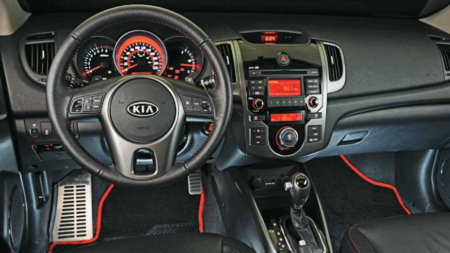 Poucas novidades: o Koup 2011 tem rádio com novo acabamento e borboletas no volante. <a href="https://beta-develop.quatrorodas.abril.com.br/carros/lancamentos/kia-cerato-koup-2-0-636827.shtml" rel="migration">Leia mais</a>