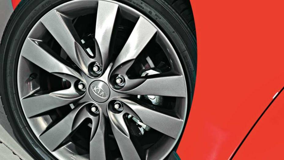 Rodas de liga leve cal&ccedil;am pneus 215/45 R17. <a href="https://beta-develop.quatrorodas.abril.com.br/carros/lancamentos/kia-cerato-koup-2-0-636827.shtml" rel="migration">Leia mais</a>