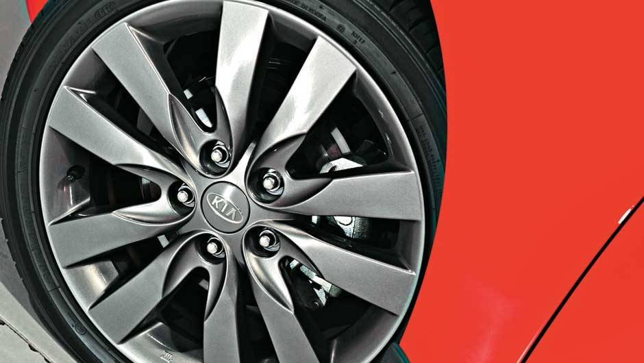 Rodas de liga leve calçam pneus 215/45 R17. <a href="https://beta-develop.quatrorodas.abril.com.br/carros/lancamentos/kia-cerato-koup-2-0-636827.shtml" rel="migration">Leia mais</a> Rodas de liga leve calçam pneus 215/45 R17. <a href="https://beta-develop.quatrorodas.abril.com.br/carros/lancamentos/kia-cerato-koup-2-0-636827.shtml" rel="migration">Leia mais</a>