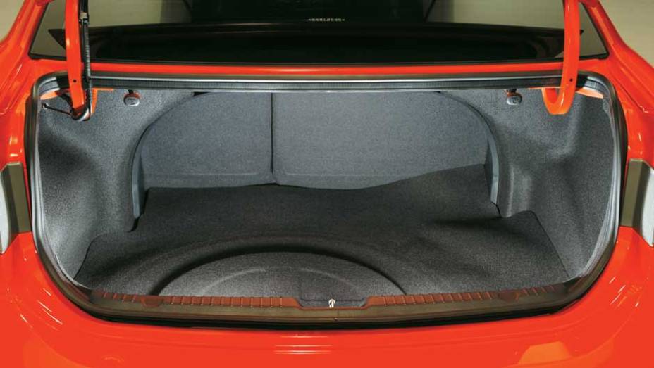 Porta-malas &eacute; razo&aacute;vel: comporta 357 litros. <a href="https://beta-develop.quatrorodas.abril.com.br/carros/lancamentos/kia-cerato-koup-2-0-636827.shtml" rel="migration">Leia mais</a>