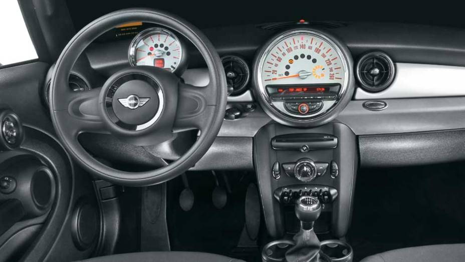 O corte de equipamentos n&atilde;o afetou o visual do apinel, que conta com som, ar-condicionado bizona e duplo airbag