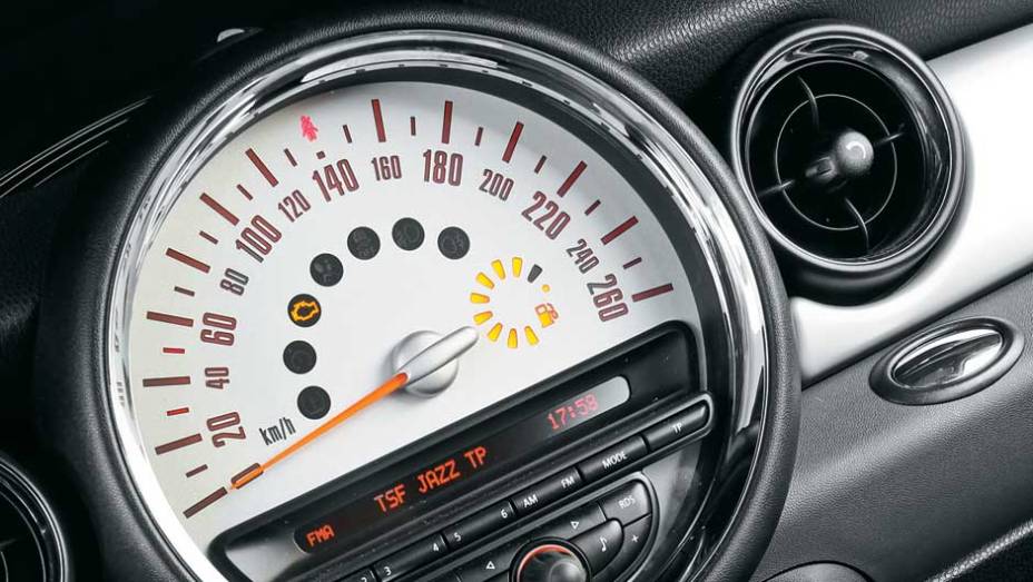 O charme do Mini se estende aos detalhes, como o enorme veloc&iacute;metro central, a...