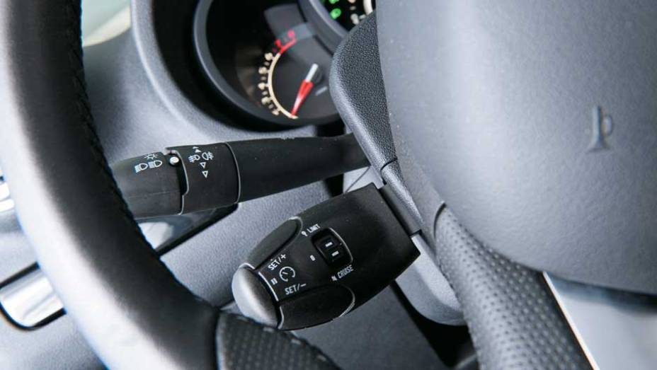 Controles pr&oacute;ximos: o motorista n&atilde;o solta o volante