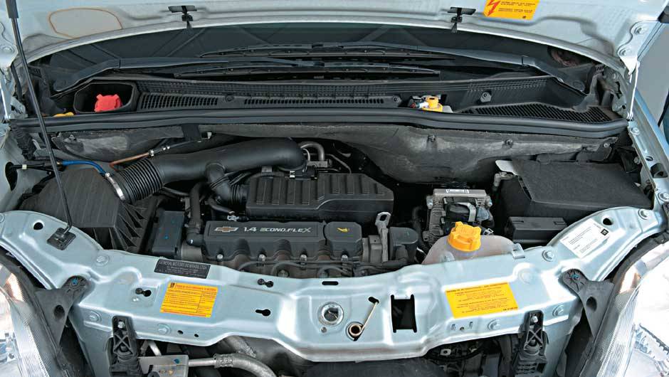 O motor 1.4 Econo.Flex da Meriva gera 105 cv, com etanol O motor 1.4 Econo.Flex da Meriva gera 105 cv, com etanol