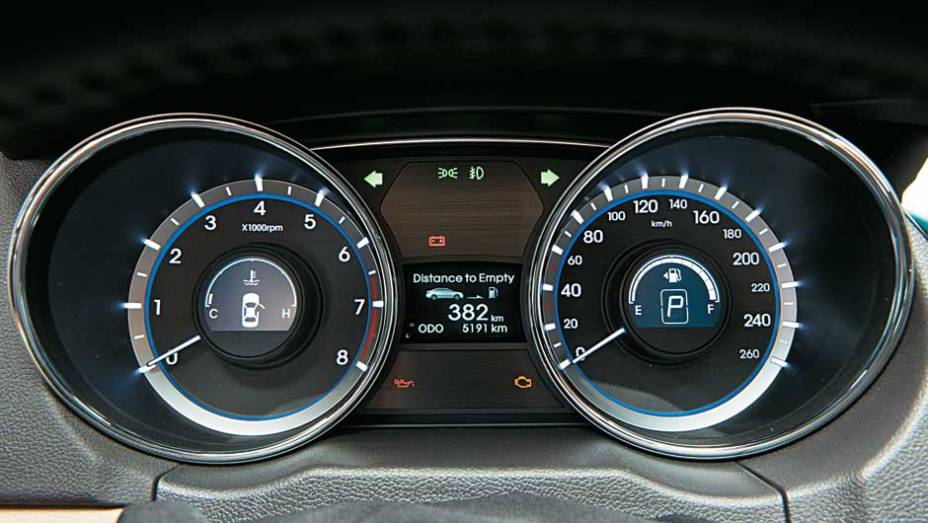 A ilumina&ccedil;&atilde;o azul refor&ccedil;a o car&aacute;ter esportivo do Hyundai Sonata